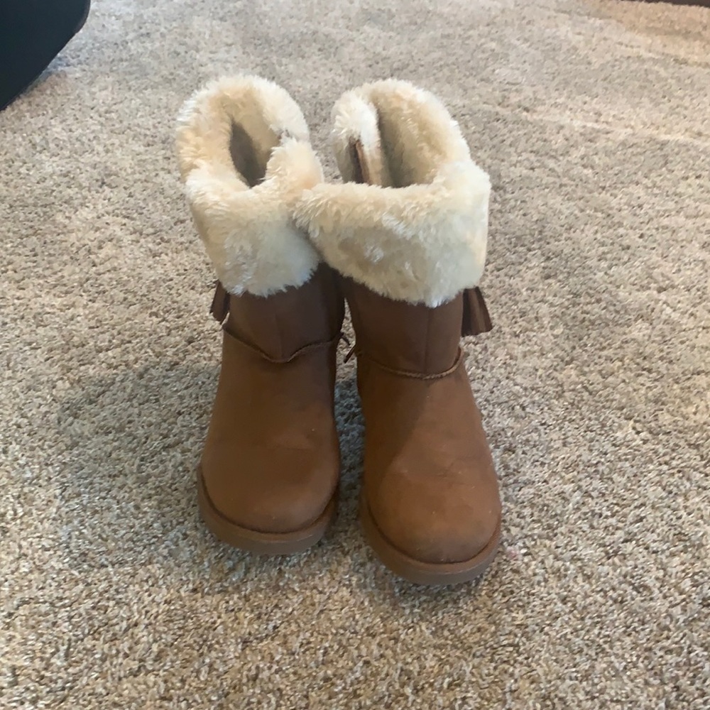 Excellent condition girl boots size 3 Makalu brand.  Khaki and creame color